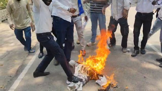 ▶️लखनऊ ◀️.....नीट पेपर लिक के खिलाफ बिरसा अंबेडकर फूले समाजवादी छात्र संगठन का विरोध प्रदर्शन 
लखनऊ विश्वविद्यालय के गेट नंबर 1 पर किया प्रदर्शन
BAPSA संगठन के छात्रों ने धर्मेंद्र प्रधान का फूंका पुतला
BAPSA के छात्रों ने तत्काल धर्मेंद्र प्रधान से इस्तीफे की मांग 
इस दौरान भारी संख्या में पुलिस फ़ोर्स तैनात रही 
NTA एजेंसी के खिलाफ कार्रवाई करने की भी मांग की