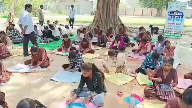 ‘जल है तो कल है’ के नारों के बीच बंडा के ग्राम देवकली में जल चौपाल आयोजित हुई। जिला गंगा समिति शाहजहाँपुर के बैनर तले हुए कार्यक्रम में भैंसी नदी संरक्षण और जल बचाओ अभियान पर जागरूकता फैलाई गई। चित्रकला व प्रश्नोत्तरी प्रतियोगिताओं में विद्यार्थियों ने बढ़-चढ़कर हिस्सा लिया। अंत में छात्र-छात्राओं ने जागरूकता रैली निकालकर जल संरक्षण का संदेश दिया।