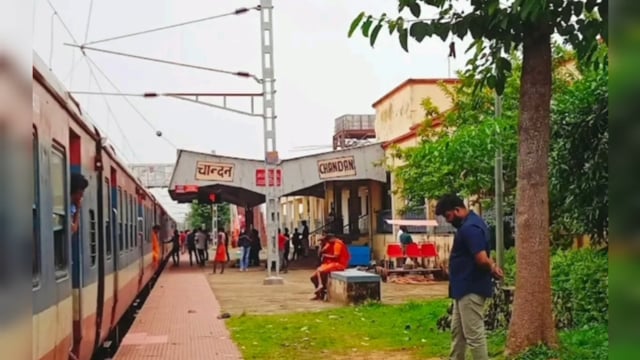 चांदन रेलवे-स्टेशन के चलती ट्रेन में असमाजिक तत्व के लोग ने मारा पत्थर एक दस का यात्री हुआ घायल, छानबीन में जुटे RPF 