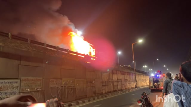 मथुरा से दिल्ली की तरफ जा रहे टैंकर में , आजई फ्लइओवर पर लगी भीषण आग