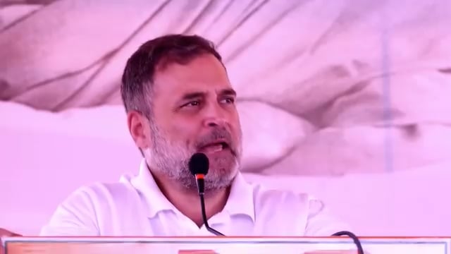 ▶️......मोदी ने इटली की प्रधानमंत्री मेलोनी को 'मेलोडी' टॉफी दी है।
इटली जाकर मेलोनी से मिलने से पहले मोदी ने हिंदुस्तान में भाषण दिया और कहा- 
आर्थिक तूफान आ रहा है, विदेश मत जाइए।
और खुद जेब में मेलोडी टॉफी लेकर अपने महंगे हवाई जहाज से इटली चले गए। 
फिर मेलोनी को टॉफी खिलाई और रील बनाई।
देखिए... देश की जनता के साथ क्या खिलवाड़ हो रहा है।
: नेता विपक्ष Rahul Gandhi