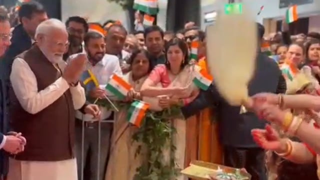 ▶️.......स्वीडन की धरती पर गूंजी बंगाली धुन! PM मोदी के स्वागत में प्रवासी भारतीयों ने बांधा ऐसा समां, झूम उठे लोग*
* प्रधानमंत्री नरेन्द्र मोदी स्वीडन की यात्रा के दौरान गोथेनबर्ग में भारतीय डायस्पोरा द्वारा बंगाली संस्कृति से ओत-प्रोत स्वागत प्राप्त किया। 
* समुदाय स्वागत कार्यक्रम में स्वीडिश प्रधानमंत्री उल्फ क्रिस्टरसन भी मौजूद रहे।
* महिलाएं पारंपरिक लाल-श्वेत साड़ियों में सजी, आरती थाल, पंखा और फूलों के साथ पीएम मोदी का स्वागत कर रही हैं। भारतीय झंडे लहराते नजर आए और पूरा माहौल सांस्कृतिक उत्सव का बना हुआ था। 
*स्वीडिश पीएम इस समृद्ध सांस्कृतिक प्रदर्शन को करीब से देखते नजर आए।*