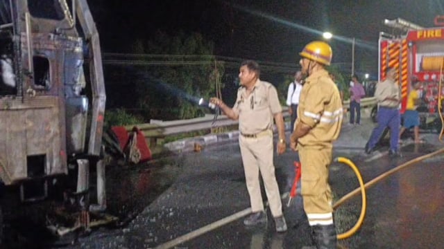 MANT-चलते ट्रक से उठीं लपटें, हाईवे पर मचा हड़कंप... फिर जो हुआ उसने रोक दी ट्रैफिक की रफ्तार,,
