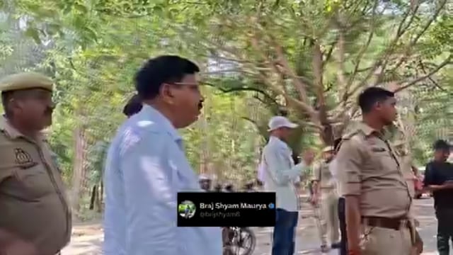 ▶️......मऊ सिटी मजिस्ट्रेट-  हटाओ ये सब, कौन नेतागीरी कर रहा 
प्रदर्शनकारी- सर हम लोग चुल्हा जलाओ आंदोलन कर रहे पूरे देश भर में 
सिटी मजिस्ट्रेट- हटाओ ये सब, क्या नाम है इसका ,बहुत वीडियो बना रहा है परमिशन दिखा
प्रदर्शनकारी- चुल्हा जलाओ आंदोलन है सर हम लोग सूचना भी दे रखे है ,सिलेंडर 1200 में हो गया है तो चुल्हा ही जलेगा
सिटी मजिस्ट्रेट- ले चलो इसको बैठाओ गाडी में..
प्रदर्शनकारी- आप अधिकारी हैं तो ऐसे बात करेंगे