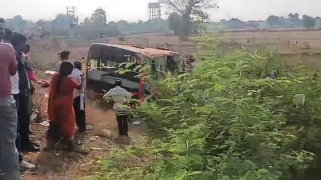गढ़चिरौली में भीषण सड़क हादसा : उमरखेड़ जा रही यात्री बस पलटी, 2 की मौत, कई घायल