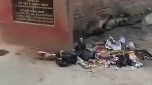 शाहजहांपुर महानगर क्षेत्र के बहादुरगंज स्थित उस्मान बाग चौकी के पीछे नाले में एक मृत गाय पड़ी स्थानीय लोगों ने घटना की सूचना संबंधित अधिकारियों को दी। सूचना मिलने के बाद मृत गाय को नाले से बाहर निक
स्थानीय लोगों का कहना है कि नाले में लंबे समय से गंदगी जमा होने के कारण दुर्गंध फैल रही थी। मृत गाय मिलने के बाद क्षेत्रवासियों ने साफ-सफाई व्यवस्था को लेकर नाराजगी जताई और नियमित सफाई कराने की मांग की।