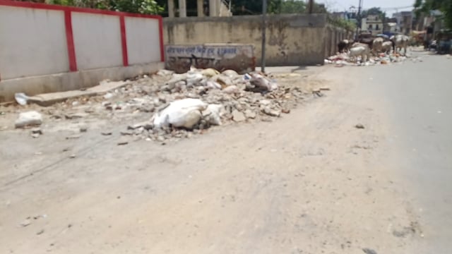 नगर निगम की लापरवाही और सफाई कर्मचारियों की हड़ताल का खामियाजा आम लोगों को भुगतना पड़ रहा है।
शाहजहांपुर के तेल टंकी माल गोदाम रोड पर में जगह-जगह कूड़े  के ढेर और गंदगी से लोगों का जीना मुश्किल हो गया  सफाई व्यवस्था पूरी तरह ठप पड़ी है, लेकिन जिम्मेदार अधिकारियों द्वारा अब तक कोई ठोस कदम नहीं उठाया गया। स्मार्ट सिटी, शाहजहांपुर