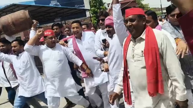 बढ़ती हुई महंगाई को देखते हुए समाजवादी पार्टी के कार्यकर्ताओं ने आज जिला अधिकारी आगरा कार्यालय पर किया प्रदर्शन
