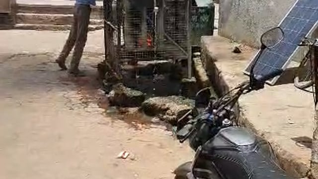 खीरी टाउन — कस्बा खीरी के मोहल्ला बाजार स्थित जेड मिनी मार्ट के पास रखे फ्रीजर में अचानक आग लगने से इलाके में अफरा-तफरी मच गई। आग की लपटें उठती देख आसपास के लोगों में दहशत फैल गई और मौके पर भीड़ जमा हो गई।

स्थानीय लोगों की मदद से किसी तरह आग पर काबू पाया गया। समय रहते आग बुझ जाने से बड़ा हादसा टल गया।