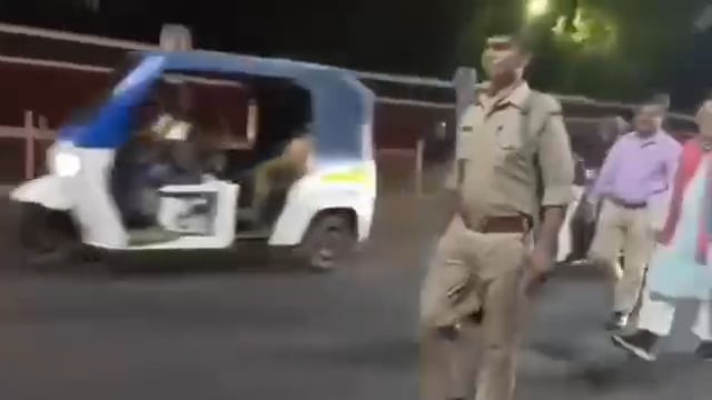 सुरेश कुमार खन्ना विधानसभा स्थित अपने कार्यालय से 10 कालिदास मार्ग स्थित अपने आवास तक पैदल लौटते नजर आए। सादगी और अनुशासन के लिए पहचाने जाने वाले वित्त मंत्री का यह अंदाज़ चर्चा का विषय बना रहा। रास्ते में आम लोगों और कार्यकर्ताओं ने उनका अभिवादन भी