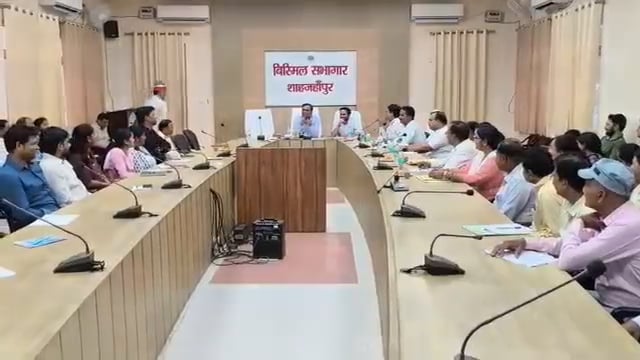 आयुष चिकित्सा शिविरों से 25 हजार मरीजों को मिला लाभ : डीएम
शाहजहाँपुर। कलेक्ट्रेट सभागार में आयोजित जिला आयुष सोसाइटी की समीक्षा बैठक में आयुष विभाग द्वारा संचालित योजनाओं एवं स्वास्थ्य सेवाओं की प्रगति की समीक्षा की गई। बैठक में बताया गया कि पिछले तीन महीनों में आयोजित आयुष चिकित्सा शिविरों के माध्यम से लगभग 25 हजार मरीजों को निःशुल्क उपचार एवं दवाइयों का लाभ प्रदान किया गया।