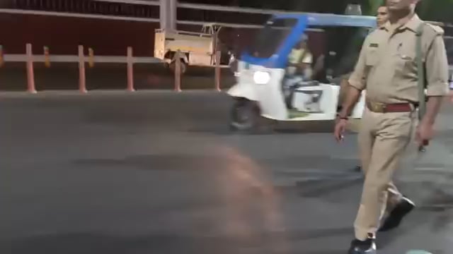 प्रधानमंत्री नरेंद्र मोदी जी और मुख्यमंत्री योगी आदित्यनाथ जी के ईंधन बचाने के आह्वान से प्रेरित होकर, सुरेश कुमार खन्ना ने एक सराहनीय पहल करते हुए अपने विधानसभा स्थित कार्यालय से 10 कालिदास मार्ग स्थित आवास तक पैदल जाकर ऊर्जा संरक्षण और पर्यावरण जागरूकता का संदेश दिया। यह छोटा प्रयास आमजन को भी ईंधन बचत और स्वस्थ जीवनशैली अपनाने के लिए प्रेरित करता है।