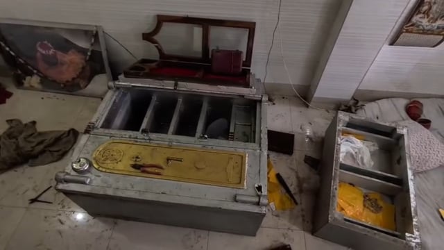 छत तोड़कर ज्वेलर्स की दुकान में लाखों की चोरी, चोर तिजोरी तोड़ ले उड़े सोना चांदी।