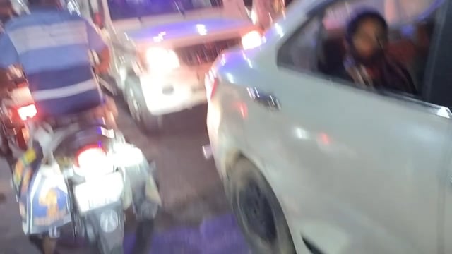 खिरनी बाग चौराहा से कपूर हॉस्पिटल तक भीषण जाम, 30 मिनट फंसी डीएम की गाड़ी

शाहजहांपुर में खिरनी बाग चौराहे से कृष्ण मंदिर अंटा चौराहा होते हुए कपूर हॉस्पिटल तक भीषण जाम लग गया। इस लंबे जाम में जिलाधिकारी धर्मेंद्र प्रताप सिंह की गाड़ी भी लगभग 30 मिनट तक फंसी रही। जाम के चलते आम लोगों और राहगीरों को भी भारी परेशानी का सामना करना पड़ा।