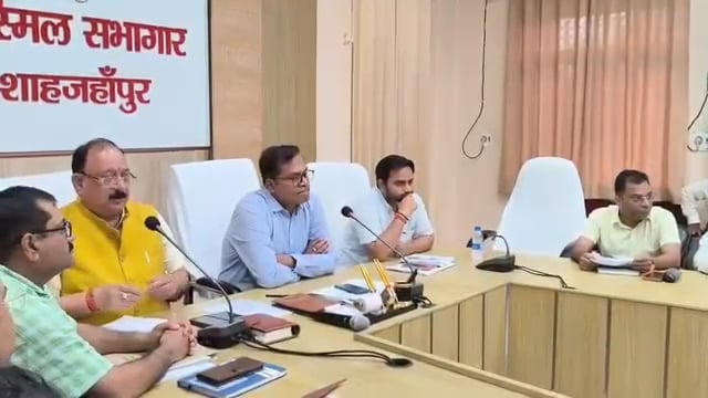 जिलाधिकारी की अध्यक्षता में स्वास्थ्य समिति की समीक्षा बैठक सम्पन्न
30 जून तक हर एमओआईसी बनाए 1000 आयुष्मान गोल्डन कार्ड : डीएम
शाहजहांपुर में जिलाधिकारी धर्मेंद्र प्रताप सिंह की अध्यक्षता में जिला स्वास्थ्य समिति एवं आयुष्मान भारत योजना की समीक्षा बैठक कलेक्ट्रेट के बिस्मिल सभागार में आयोजित हुई। बैठक में डीएम ने सभी सीएचसी-पीएचसी में गर्मी व लू से बचाव की पर्याप्त व्यवस्थाएं सुनिश्चित करने के निर्देश दिए।