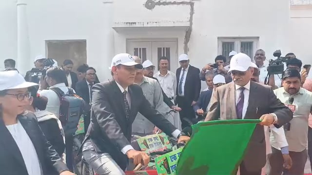 ▶️......लखनऊ में 70 जज साइकिल से कोर्ट पहुंचे
ईंधन बचत का संदेश देने सड़क पर उतरे जज
जिला जज मलखान सिंह के नेतृत्व में साइकिल रैली
जस्टिस राजेश चौहान ने दिखाई साइकिल अभियान को हरी झंडी
पेट्रोल-डीजल बचाने के लिए जजों की अनोखी पहल
पर्यावरण संरक्षण को लेकर लखनऊ में जागरूकता अभिया
डालीबाग से साइकिल पर कोर्ट के लिए रवाना हुए जज
सुबह 9 बजे साइकिल से निकले जिले के करीब 70 जज
जजों ने जनता को दिया ईंधन बचत का संदेश
पर्यावरण बचाने के लिए न्यायपालिका की नई पहल
लखनऊ में जजों की साइकिल यात्रा बनी चर्चा का विषय
जस्टिस राजेश चौहान बोले- ऐसे प्रयास बेहद जरूरी।
