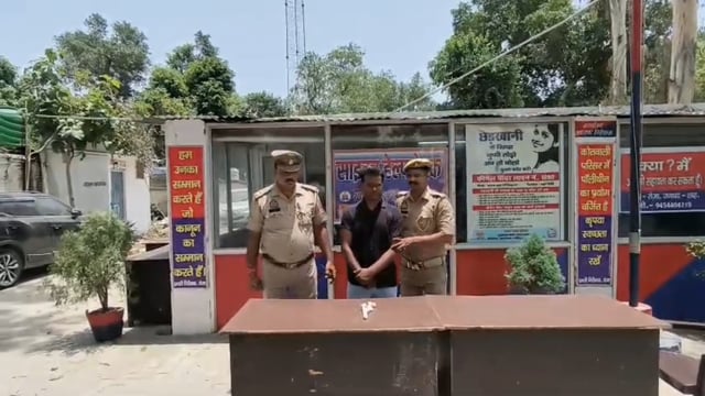 सोशल मीडिया पर तमंचे के साथ वीडियो वायरल, रोजा पुलिस ने युवक को दबोचा

शाहजहांपुर। रोजा थाना पुलिस ने अवैध शस्त्र रखने के मामले में एक युवक को गिरफ्तार किया है। पुलिस के अनुसार, आरोपी सोशल मीडिया पर तमंचे के साथ वीडियो बनाकर वायरल कर रहा था। सूचना मिलने पर पुलिस ने कार्रवाई करते हुए उसे हथियार समेत दबोच लिया।