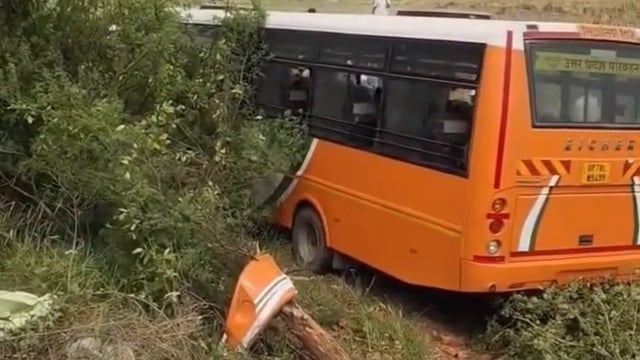 सिद्धार्थनगर में बड़ा हादसा टला, सरकारी बस सड़क से 10 फीट नीचे उतरी