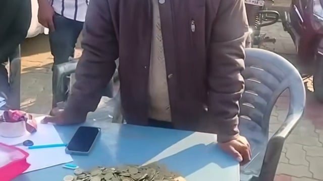 हजारों रुपये की चिल्लर लेकर युवक ने खरीदी HF Deluxe बाइक, सिद्धार्थनगर का वीडियो वायरल