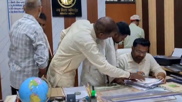 बांसडीह नगर पंचायत में बोर्ड को वैठक बुलाने की मांग को लेकर शासन से नामित सभासदों ने SDM को सौंपा पत्रक