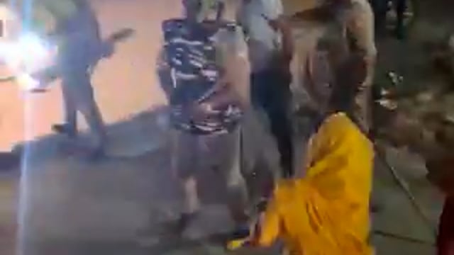 ▶️......मथुरा में एक शादी समारोह उस वक्त रणक्षेत्र में बदल गया जब किसी बात को लेकर दो पक्ष आमने-सामने आ गए। विवाद बढ़ने पर मौके पर पहुंची पुलिस ने मामला शांत कराने के लिए सख्ती दिखाई, लेकिन इससे महिलाएं भड़क गईं।
गुस्साई महिलाओं ने पुलिसकर्मियों को ही दौड़ा लिया, जिससे मौके पर अफरा-तफरी मच गई। शादी समारोह में देर तक हंगामा चलता रहा। घटना का वीडियो भी सोशल मीडिया पर तेजी से वायरल हो रहा है।