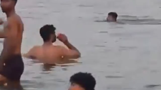 ▶️......गंगा नदी में स्नान के वक्त BEER पीते हुए 
यूपी पुलिस को इनकी अच्छी मरम्मत करनी चाहिए 

📍वाराणसी, यूपी