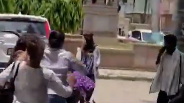 ▶️.......उत्तर प्रदेश के वाराणसी स्थित महात्मा गांधी काशी विद्यापीठ में छात्राओं के बीच जमकर मारपीट हो गई। छात्राओं ने एक-दूसरे के बाल पकड़कर कैंपस में ही हाथापाई की
बताया जा रहा है कि कमेंटबाजी को लेकर शुरू हुआ विवाद देखते ही देखते मारपीट में बदल गया। घटना का वीडियो सोशल मीडिया पर तेजी से वायरल हो रहा है