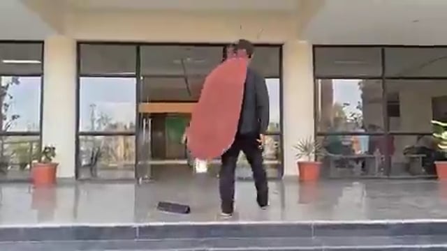▶️......यूपी:  मथुरा में नगर निगम के ऑफिस ये कॉकरोच पहुंचा  
ये यमुना नदी में गिरते गंदे नालों के विरोध में ये कॉकरोच नगर निगम पहुंचा ,जिसे देखकर हर कोई हैरान रह गया
