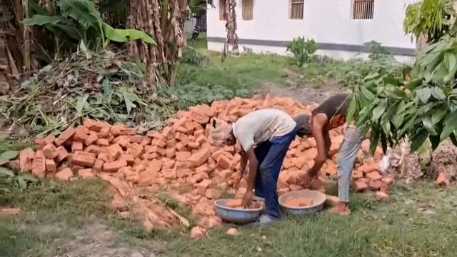 नाला निर्माण में अनियमितता का वार्ड सदस्य ने लगाया गंभीर आरोप।