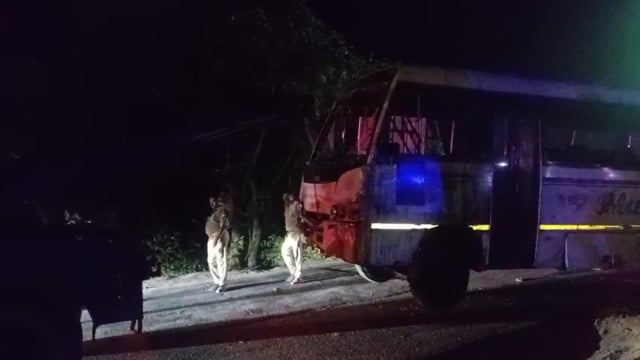 भांवरकोल पखनपुरा दुर्घटनाग्रस्त मनोज बस को क्रेन की सहायता से थाने ले जाती पुलिस