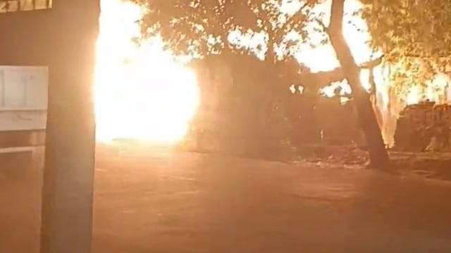 सिद्धार्थनगर में चाय के होटल में भीषण आग, गैस सिलेंडर फटने से मची अफरा-तफरी