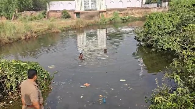 विगत शाम भांवरकोल थाना क्षेत्र पखनपुरा गांव के ईदगाह के पास तालाब में एक बस गिर जाने से बड़ा हादसा हो गया था। आज सुबह से