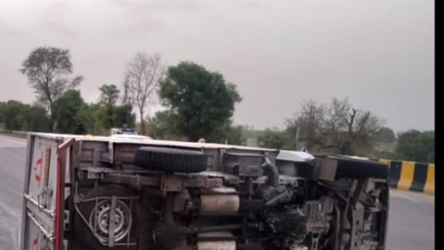 MANT-एक हादसा संभाल रही थी पुलिस, तभी पीछे से आ गई तेज रफ्तार कार… यमुना एक्सप्रेसवे पर मची चीख-पुकार,,
