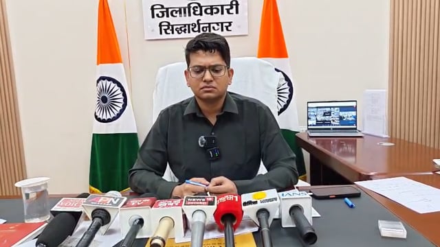 ऑनलाइन पढ़ाई में बाधा बनी गरीबी, DM ने बेटी को दिलाया स्मार्टफोन