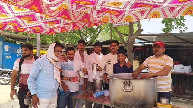 भीषण गर्मी में मानवता की मिसाल पटना नहर चौराहे पर राहगीरों को पिलाया गया शरबत#latest_news 