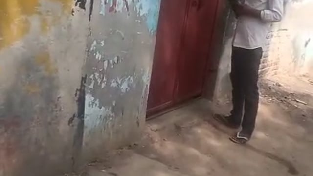 मथुरा में सरकारी देसी शराब ठेके पर ब्लैक में शराब बिक्री का आरोप, सुबह 4 बजे से रात तक लगा रहता है शराबियों का जमावड़ा