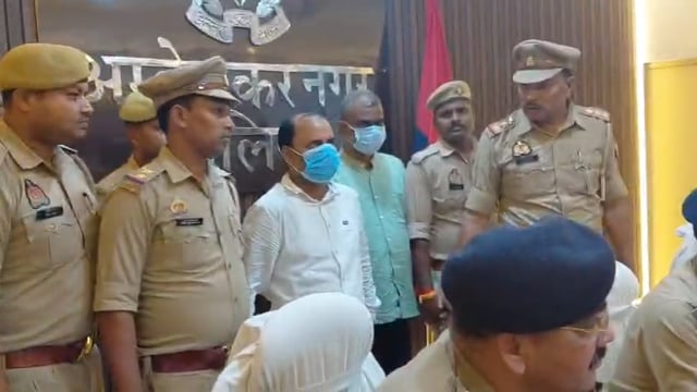अम्बेडकरनगर थाना जलालपुर पुलिस को अवैध मादक पदार्थों के खिलाफ चलाए जा रहे अभियान में बड़ी सफलता हाथ लगी है। पुलिस टीम ने 42.327 किलोग्राम अवैध गांजा बरामद करते हुए दो अंतरजनपदीय तस्करों को गिरफ्तार किया है। बरामद गांजे की अनुमानित कीमत लगभग 10 लाख रुपये बताई जा रही है।