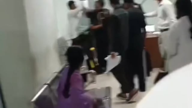 गाजीपुर मेडिकल कॉलेज में बाउंसरों की दबंगई! बेटी का इलाज कराने आए तीमारदार की बेरहमी से पिटाई, वीडियो वायरल