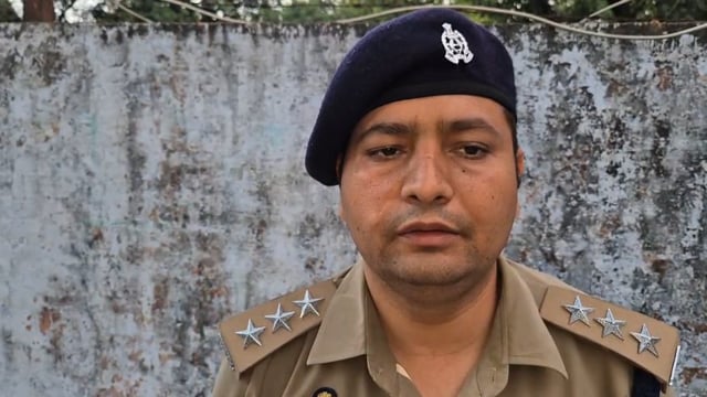 खुटार पुलिस की बड़ी कार्रवाई, 2 किलो अवैध अफीम व नकदी बरामद

थाना खुटार क्षेत्र में चेकिंग अभियान के दौरान पुलिस ने बड़ी कार्रवाई करते हुए करीब 2 किलो फाइन क्वालिटी अवैध अफीम, 2 लाख 5 हजार रुपये नकद और तस्करी में इस्तेमाल कार बरामद की। इस दौरान दो अभियुक्तों को गिरफ्तार किया गया। क्षेत्राधिकारी पुवायाँ ने बताया कि पुलिस की सतर्कता और प्रभावी कार्रवाई से मादक पदार्थ तस्करी पर कड़ा प्रहार किया गया है।
