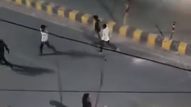 ▶️...यूपी- सड़क पर गुंडागर्दी की यह तस्वीर कानपुर से आई है
इससे ज्यादा अराजक तस्वीर की कल्पना भी नहीं की जा सकती
जहां दो गुटों में भिड़ंत के बाद राहगीरों की गाड़ियों ही पत्थर बाजी कर दी गई हो