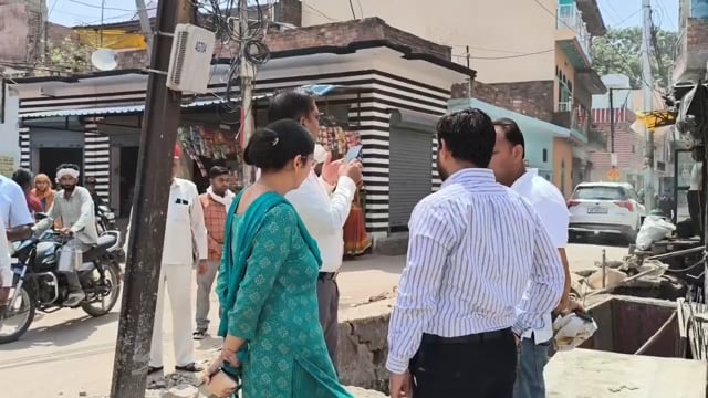 लोहारों वाले चौराहे पर सड़क चौड़ीकरण कार्य का डीएम ने किया निरीक्षण

शाहजहांपुर में जिलाधिकारी धर्मेंद्र प्रताप सिंह ने लोहारों वाले चौराहे पर चल रहे सड़क चौड़ीकरण कार्य का निरीक्षण कर प्रगति की समीक्षा की। उन्होंने कार्यदायी संस्था को गुणवत्ता के साथ तेजी से काम पूरा करने के निर्देश दिए और लापरवाही पर सख्त कार्रवाई की चेतावनी दी, ताकि आमजन को आवागमन में परेशानी न हो।