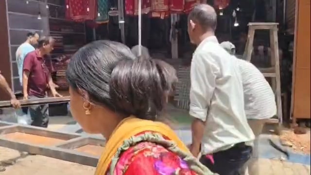 सरकारी अनुदान की जमीन पर धड़ल्ले से हो रहा अवैध निर्माण बनगांव मण्डी में रातों-रात खड़ी हो रहीं दुकानें