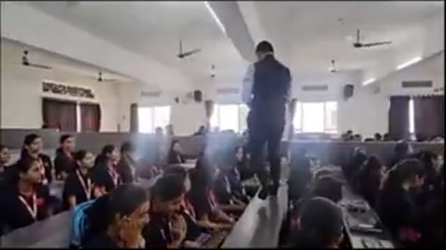 ▶️.....ये NEET पेपर लीक का आरोपी शिवराज मोटेगांवकर है, ये RCC कोचिंग क्लासेस के डायरेक्टर भी है
इसने पेपर लीक से पहले स्पेशल क्लास ली थी और तांबे के बर्तन में जल लेकर छात्रों के ऊपर छिड़का था