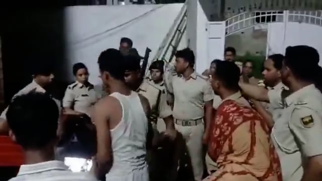 ▶️.....गजब बेइज्जती है ये तो...
बिहार पुलिस गैंगस्टर के घर छापेमारी करने पहुंची थी। लेकिन घर में घुसने से पहले पुलिस की ही तलाशी ली गई। फायरिंग के बाद पुलिस गैंगस्टर सोनू-मोनू के घर छापेमारी करने आई थी। लेकिन गैंगस्टर के समर्थकों ने पुलिस की ही तलाशी लेनी शुरू कर दी।तलाशी के बाद ही पुलिस को घर में घुसने दिया गया। तब तक मुख्य आरोपी फरार हो चुके थे।
स्थान: बिहार में पटना के बाढ़ (Barh) क्षेत्र, पचमहला थाना का  नौरंगा जलालपुर गांव