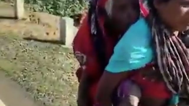▶️......छत्तीसगढ़ के अंबिकापुर से इंसान की मजबूरी की एक तस्वीर सामने आई है। यहां एक बहू अपनी बुजुर्ग सास को पीठ पर बैठाकर बैंक ले जाती दिखाई दी, ताकि उन्हें पेंशन मिल सके।
बताया गया कि वृद्ध महिला चलने-फिरने में असमर्थ हैं और पेंशन के लिए बैंक में स्वयं उपस्थित होना जरूरी था। परिवार की आर्थिक स्थिति कमजोर है, जबकि बुजुर्ग महिला को मात्र 1500 रुपए पेंशन मिलती है।