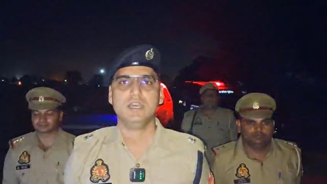 शराब दुकान चोरी मामले में मुठभेड़ के बाद आरोपी गिरफ्तार

थाना रोजा क्षेत्र में शराब की दुकान में हुई चोरी की घटना से जुड़े अभियुक्तों को पुलिस ने मुठभेड़ के दौरान गिरफ्तार कर लिया। मामले में पुलिस की त्वरित कार्रवाई के बाद आरोपियों की गिरफ्तारी हुई, जिस पर अपर पुलिस अधीक्षक (नगर) ने पूरी कार्रवाई की जानकारी दी।