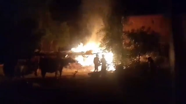 प्रतापगढ़ में आधी रात सनसनी भैसाना पंडित का पुरवा में दिलीप यादव के छप्पर में लगी भीषण आग#latest_news 