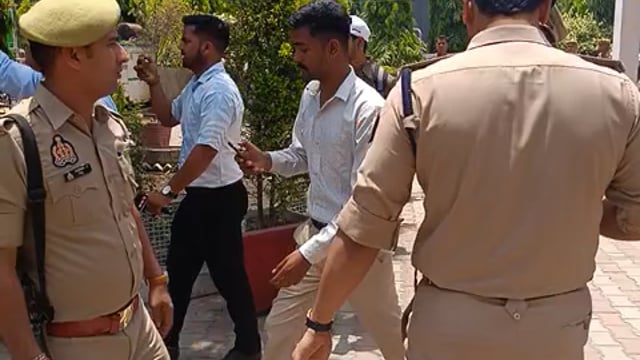 एसपी कार्यालय पर ब्राह्मण और संस्मरण के द्वारा प्रदर्शन किया जा रहा है गरीब ब्राह्मण जो निर्दोष है उसे छुड़ाने के लिएसभी