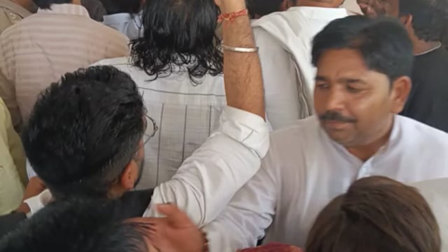 आप देख सकते हैं जबरदस्त प्रदर्शन और आक्रोश पंडित जी के ऊपर हमले के लिए ब्राह्मण समाज में स्वर्ण समाज इकट्ठा होकरवरिष्ठ प