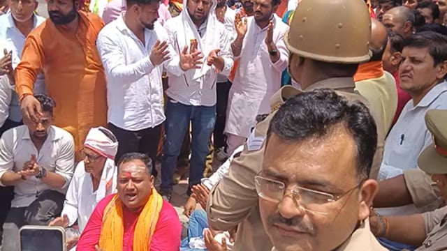 हनुमान चालीसा का पाठ का प्रदर्शन किया जा रहा है भीम आर्मी के खिलाफ और जो पंडित जी पीडीएस है उनको इंसाफ दिलाने के लिए